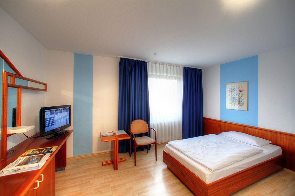 Hotel Berlin Зиндельфинген Экстерьер фото